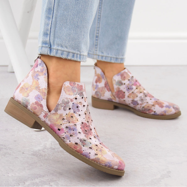 M. DASZYŃSKI Női nyílt munkás csizma fehér virágokba helyezve M. Dasyński Sa62-102 2 M. DASZYŃSKI Női nyílt munkás csizma fehér virágokba helyezve M. Dasyński Sa62-102 2