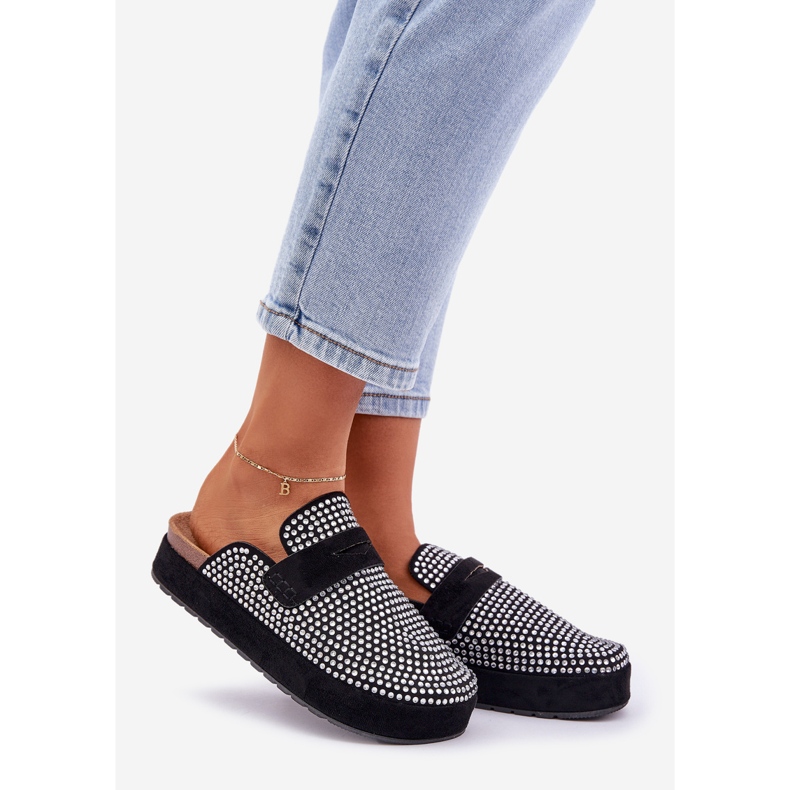 A női papucsok cirkonokkal díszítették a fekete platformon 1 A női papucsok cirkonokkal díszítették a fekete platformon 1