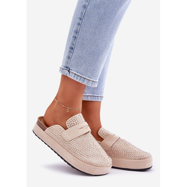 A női papucsok cirkonokkal díszítik a bézs platformon 1 A női papucsok cirkonokkal díszítik a bézs platformon 1