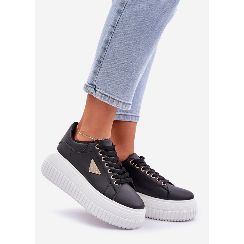 Stílusos cipők egy hatalmas fekete -fehér platformon 1