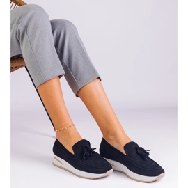 Fekete női cipők a peronon rojtokkal 1