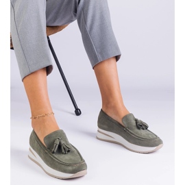 Zöld női cipők a peronon rojtokkal 1