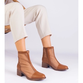 Barna hálócsizma az oszlopon 1