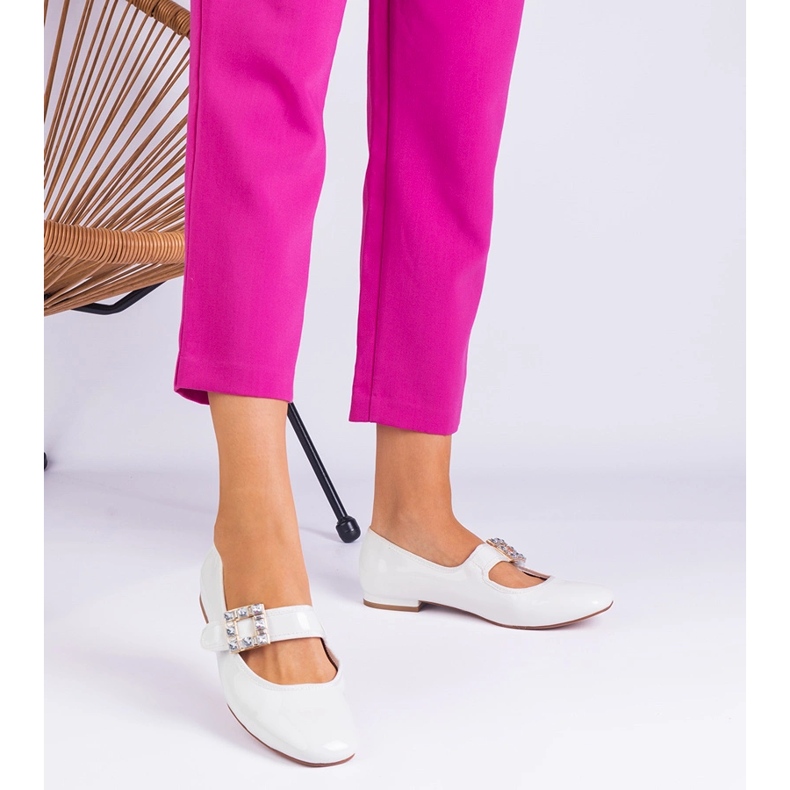 Fehér lakkozott balerinák, amelyek csatával vannak díszítve 1