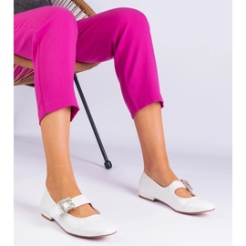 Fehér lakkozott balerinák, amelyek csatával vannak díszítve 2