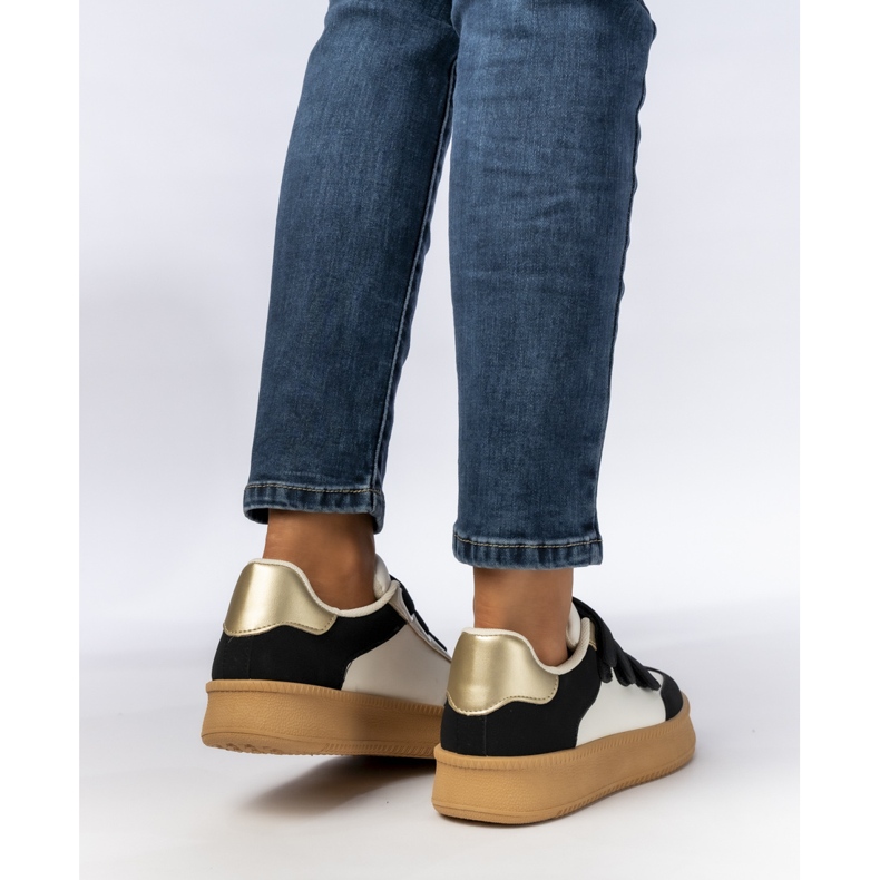 Fémes fekete -fehér betétekkel rendelkező női cipők 1