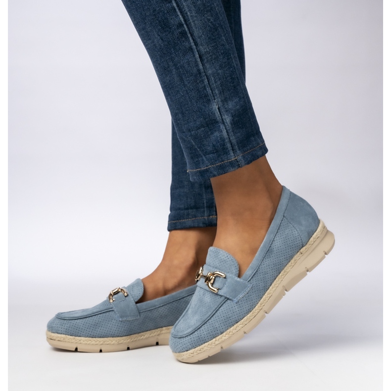 Perforált női cipők kék dekorációval 1