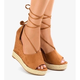 Az emelvényen bézs naplopók és bézs színű női naplopók 2