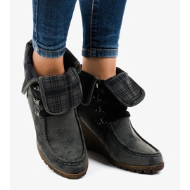 Kényelmes női bőr ékszandál elegáns díszítéssel bézs 1