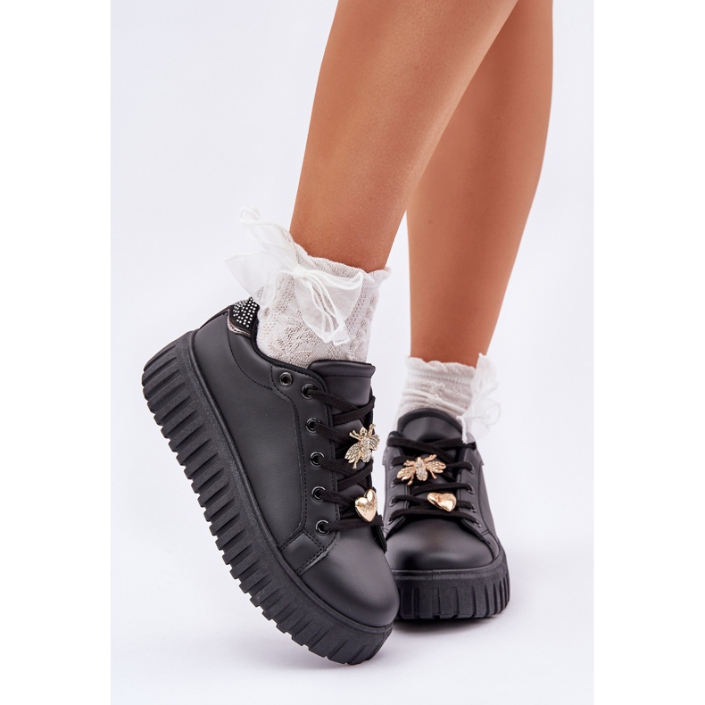 Női cipők fekete csapokkal 2