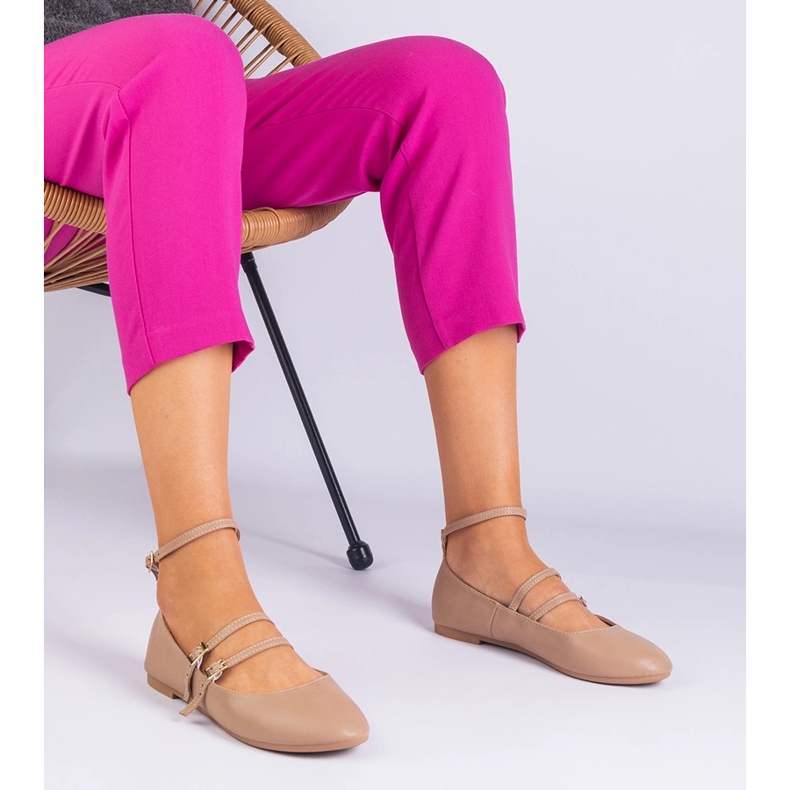 Bézs -ballerinák, amelyek öko -léből készültek, csatokkal 1