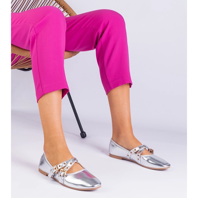 Ezüst fémes ballerinák, amelyek öko -alól készültek, csatokkal díszítve 1