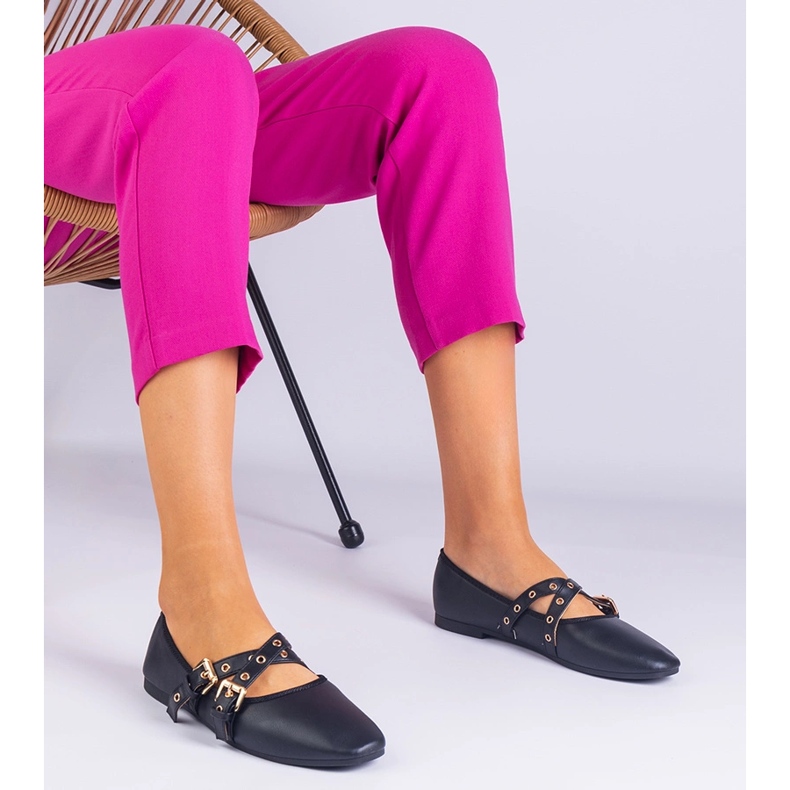 A csatokkal díszített fekete balerinák öko -léből készültek 1