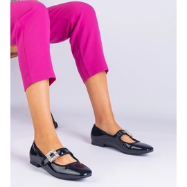 Fekete lakkozott balerinák, amelyek csatával vannak díszítve 1 Fekete lakkozott balerinák, amelyek csatával vannak díszítve 1