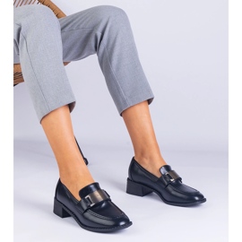 Fekete szivattyúk egy alacsony oszlopon, fémes dekorációval 1