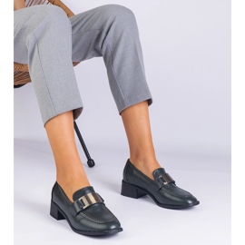 Zöld cipő egy alacsony oszlopon, fémes dekorációval 1