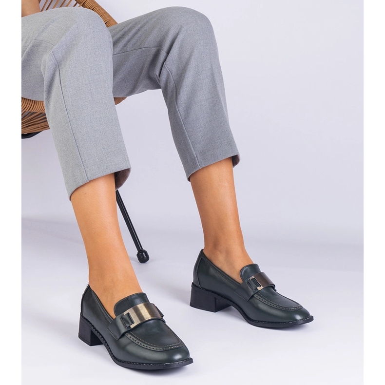 Zöld cipő egy alacsony oszlopon, fémes dekorációval 1