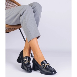 Fekete szivattyúk az oszlopon fémes dekorációval 1