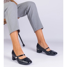 Fekete szivattyúk az oszlopon lakkozott lábujjjal 1