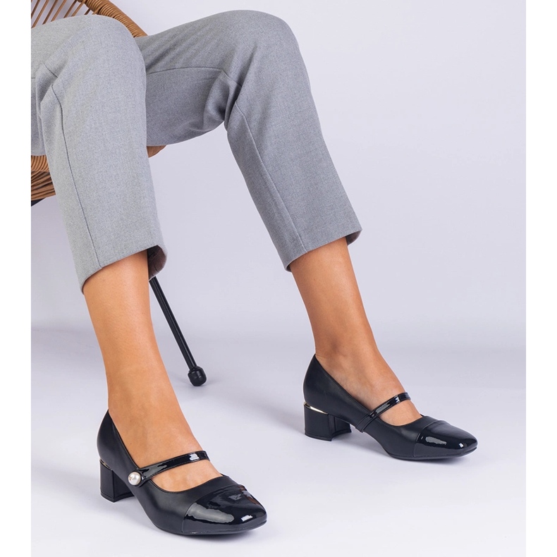 Fekete szivattyúk az oszlopon lakkozott lábujjjal 1