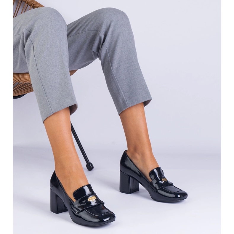 Fekete lakkozott pumpák az oszlopon 1