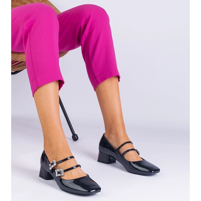 Fekete szivattyúk, amelyek cirkonokkal bilincset lakkoztak 1