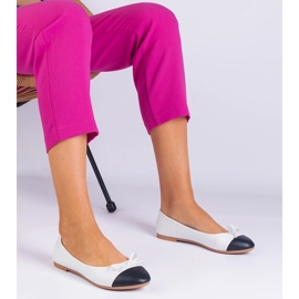 Fehér balerinák íj és fekete orr 2 Fehér balerinák íj és fekete orr 2