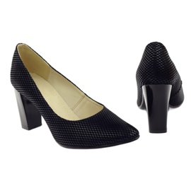 Fekete szivattyúk egy rúdon 138 4