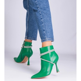 Zöld csizma egy magas sarkú cirkonokkal díszítve 1