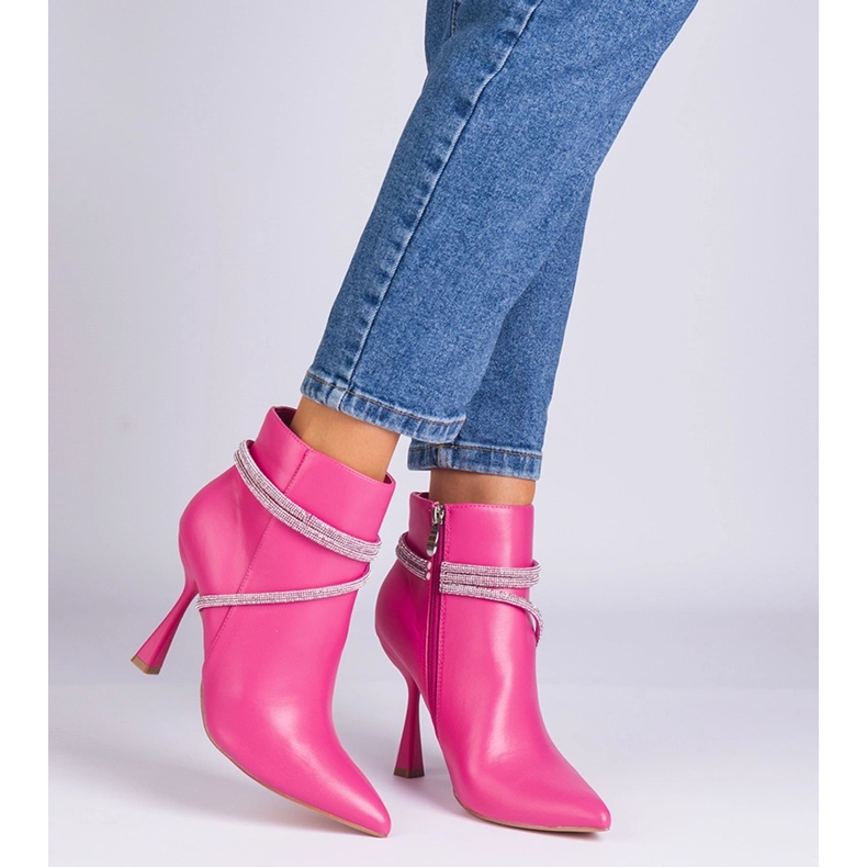 Rózsaszín csizma egy magas sarkú cirkonokkal díszítve 1