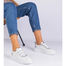 Női fehér és ezüst cipők a tépőzárat csillogóan díszítik 1 Női fehér és ezüst cipők a tépőzárat csillogóan díszítik 1