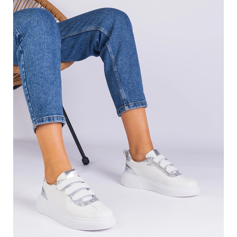 Női fehér és ezüst cipők a tépőzárat csillogóan díszítik 1 Női fehér és ezüst cipők a tépőzárat csillogóan díszítik 1