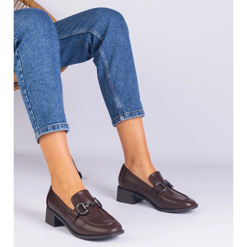 Barna szivattyúk egy fémes dekorációval rendelkező oszlopra 1