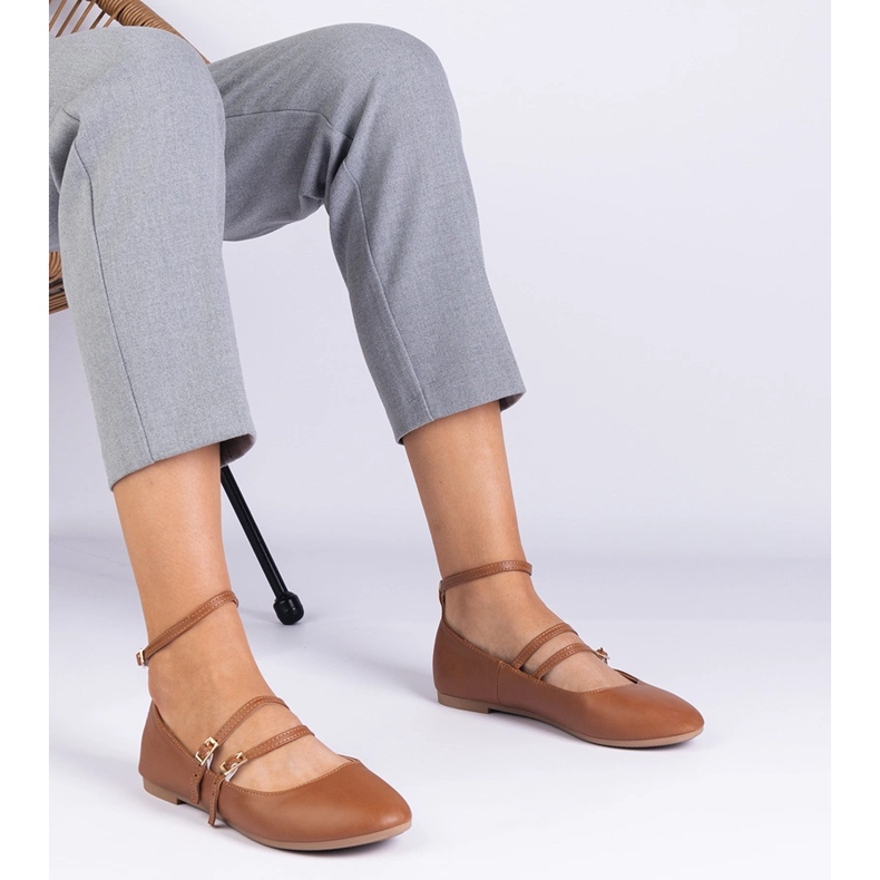 Barna balerinák, amelyek öko -léből készültek, csatokkal 1