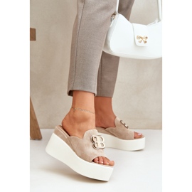 Papucsok a peronon és ékek bézs díszítéssel 2 Papucsok a peronon és ékek bézs díszítéssel 2