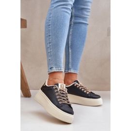 Cipők egy dekoratív csipkékkel ellátott platformon fekete 1