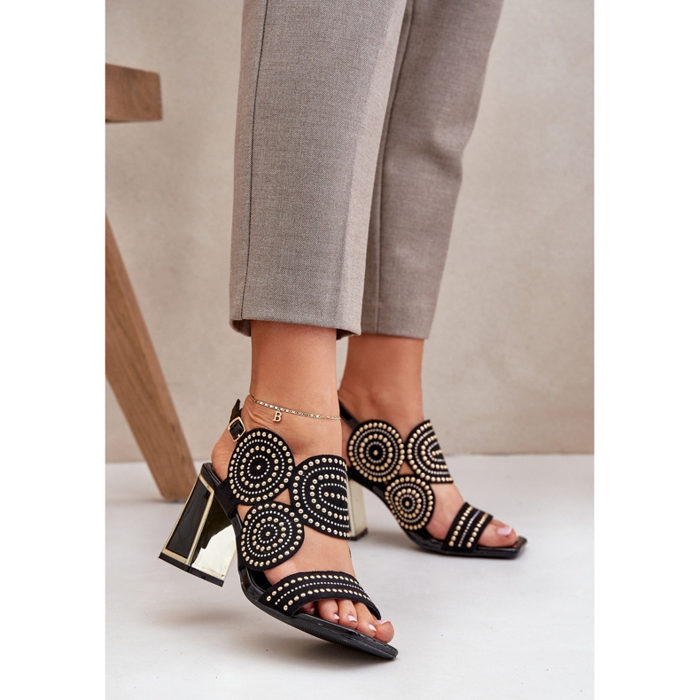 Díszített szandál a fekete oszlopon 2
