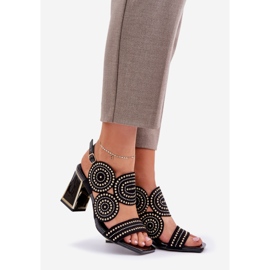 Díszített szandál a fekete oszlopon 1