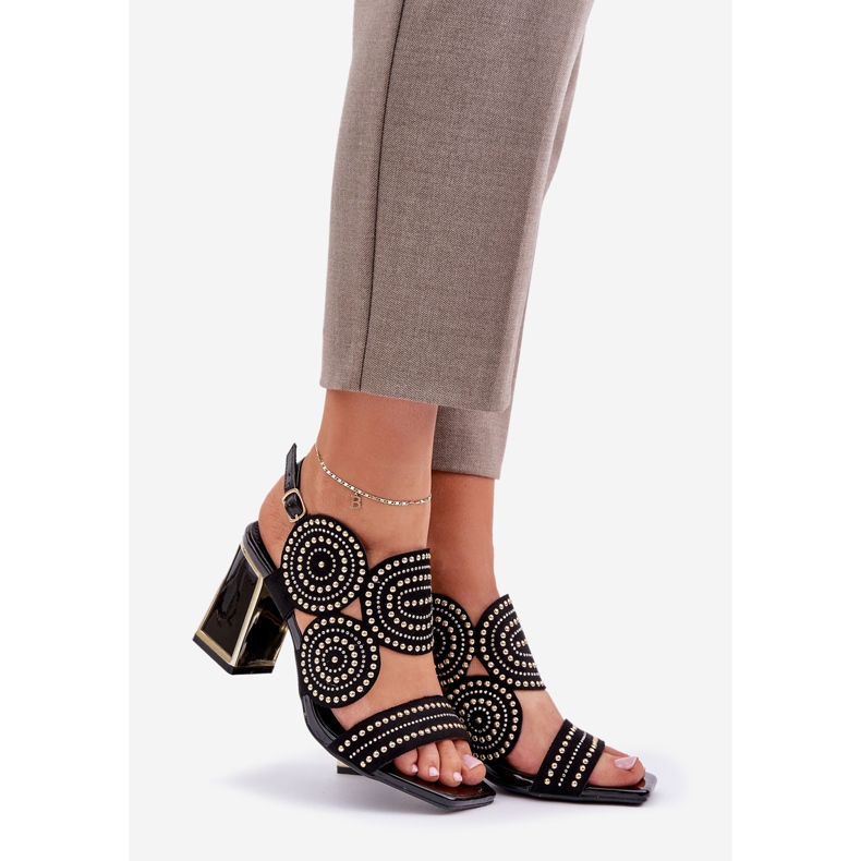 Díszített szandál a fekete oszlopon 1