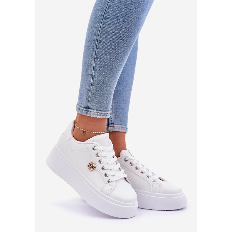 Eco bőr cipők egy arany részletes fehér platformon 1