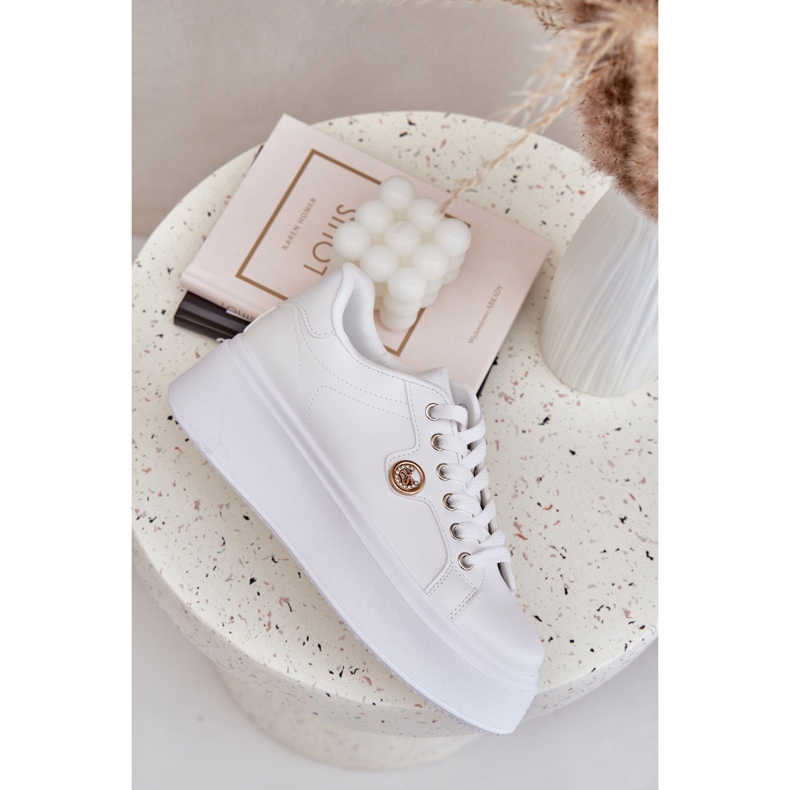 Eco bőr cipők egy arany részletes fehér platformon 2