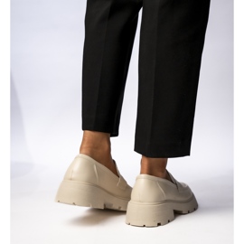 Női a Giulia bézs loafereken keresztül 1