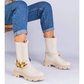 Bézs bokcsizmák egy hatalmas lánccal díszítve 1