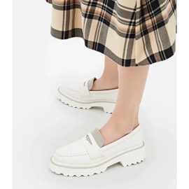 Női átmérőjű fehér cipők 1