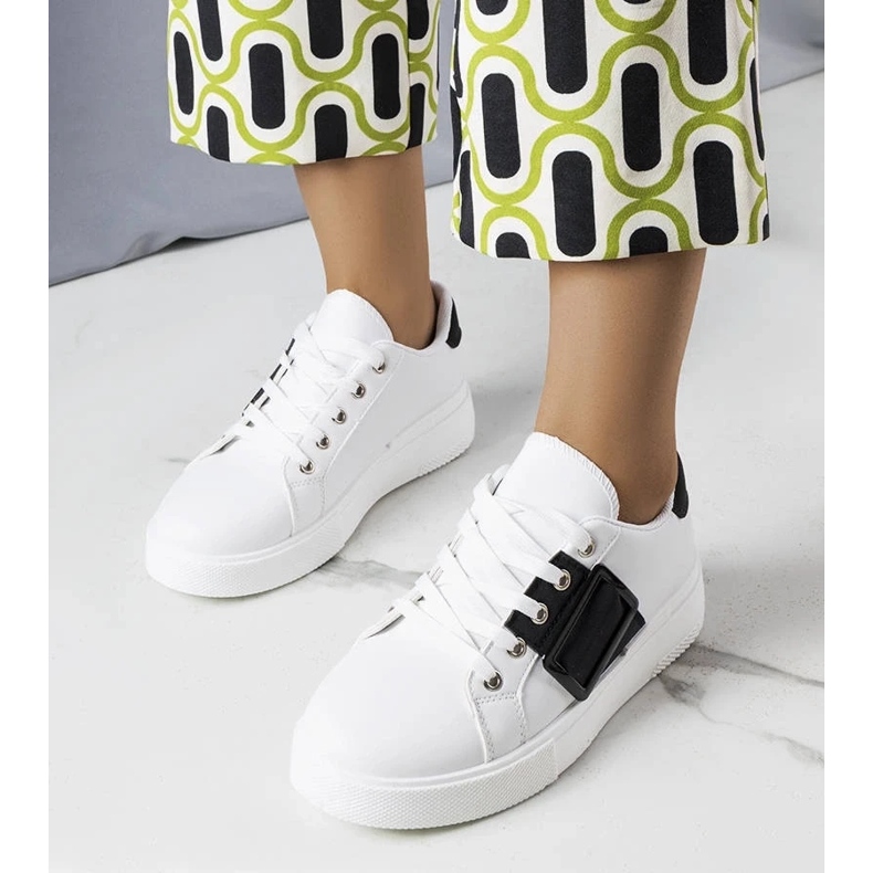 D/GMR Fekete Erin csattal díszített fehér tornacipő 1 D/GMR Fekete Erin csattal díszített fehér tornacipő 1