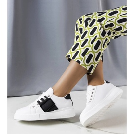 D/GMR Fekete Erin csattal díszített fehér tornacipő 2 D/GMR Fekete Erin csattal díszített fehér tornacipő 2