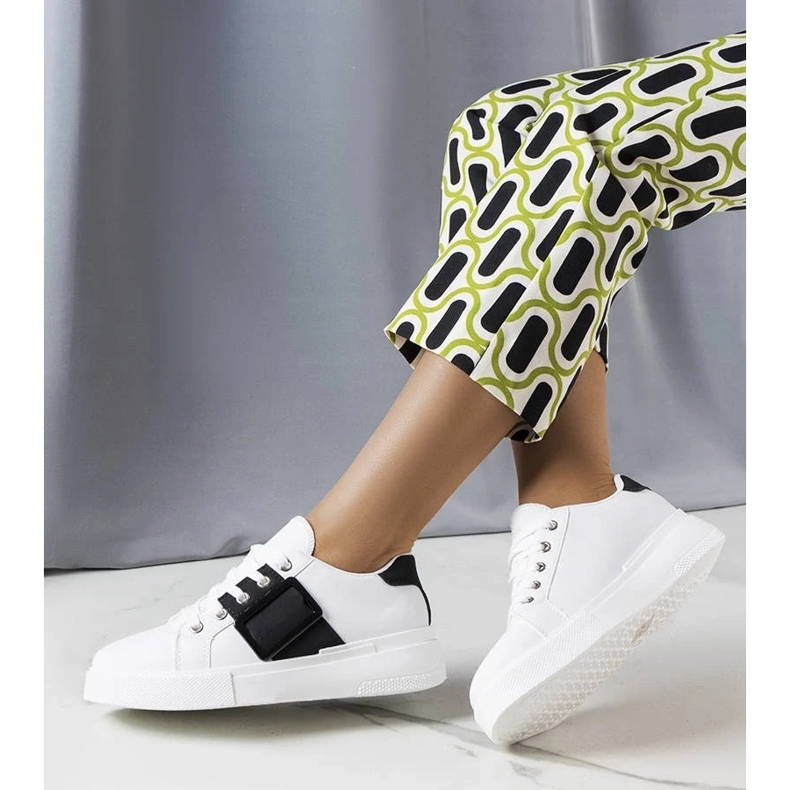 D/GMR Fekete Erin csattal díszített fehér tornacipő 2