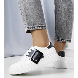 D/GMR Fekete Toni csattal díszített fehér tornacipő 2 D/GMR Fekete Toni csattal díszített fehér tornacipő 2