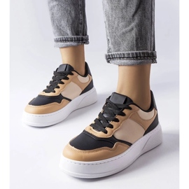 D/GMR Fekete és bézs színű csizma vastagabb talppal a Barontól 1 D/GMR Fekete és bézs színű csizma vastagabb talppal a Barontól 1