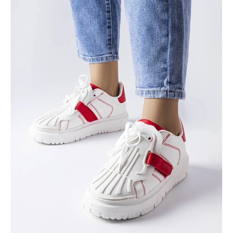 D/GMR Fehér és piros tornacipők a Binet platformon 1